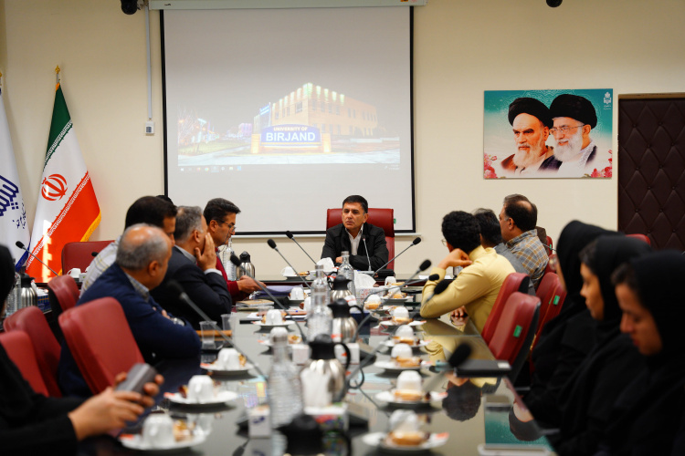 نشست صمیمانه سرپرست دانشگاه با مدیران و همکاران حوزه دانشجویی دانشگاه بیرجند