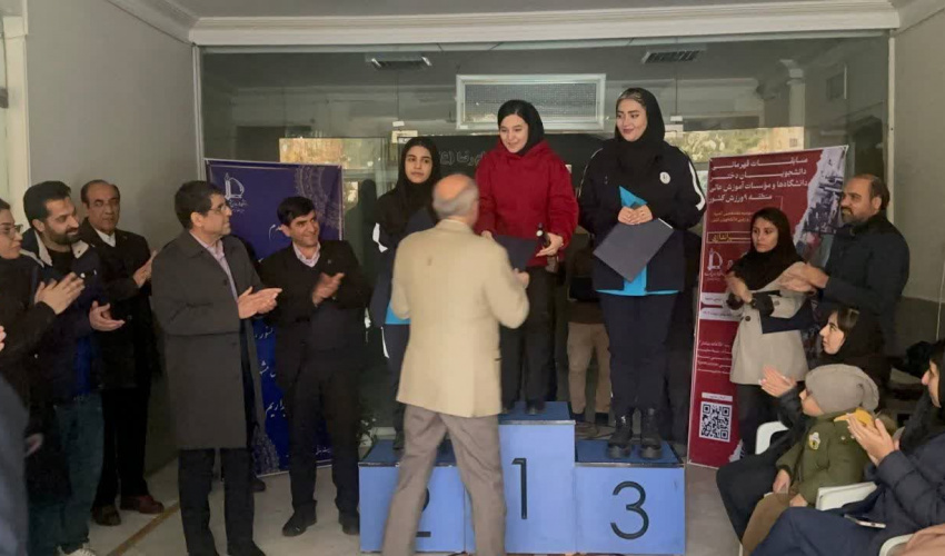قهرمانی دانشجوی دختر دانشگاه بیرجند در مسابقات تیراندازی با تپانچه منطقه ۹ کشور